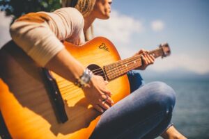 Lire la suite à propos de l’article Peut-on apprendre la guitare après 50 ans ?